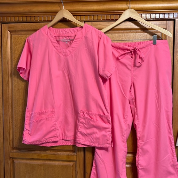 UA Butter-soft scrub set - Picture 1 of 5